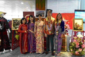 ຂີດໝາຍຫວຽດນາມ ທີ່ງານບຸນ “ສີສັນອາຊີ” ຢູ່ເຊີແນວ ປະເທດສະວິດ