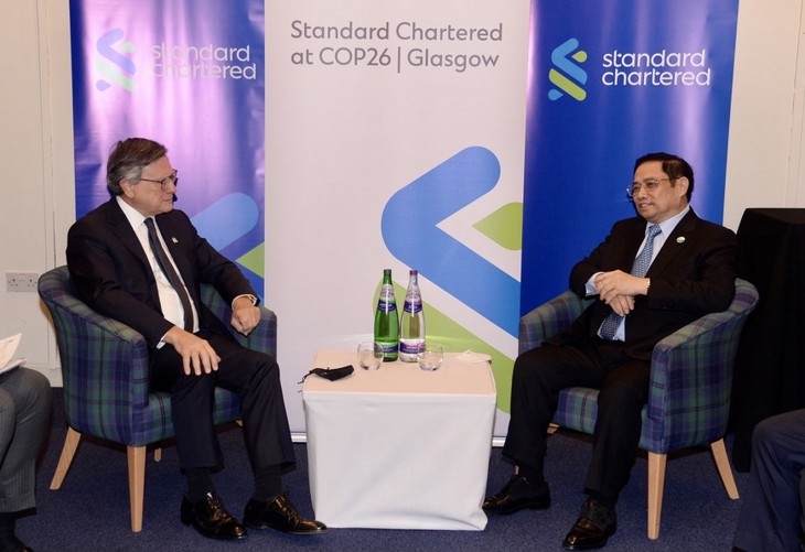 ທ່ານ​ນາ​ຍົກ​ລັດ​ຖະ​ມົນ​ຕີ ຟ້າມ​ມິງ​ຈິງ ຕ້ອນ​ຮັບ​ປະ​ທານ​ທະ​ນາ​ຄານ Standard Chartered