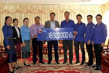 ຊາວໜຸ່ມ ກວຕ ມອບເງິນປະກອບສ່ວນເຂົ້າໃນການ ດຳເນີນກອງປະຊຸມໃຫຍ່ ຜູ້ແທນຊາວໜຸ່ມທົ່ວປະເທດ ຄັ້ງທີ VIII