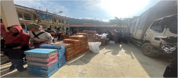 ສະຫະພັນບັນດາອົງການຈັດຕັ້ງມິດຕະພາບແຂວງ ອຽນບ໊າຍ ພ້ອມກັບບັນດາຜູ້ໃຈບຸນໃຈກຸສົນມອບເສື້ອກັນໜາວ ແລະ ຂອງຂວັນບຸນເຕັດໃຫ້ແກ່ນ້ອງນ້ອຍ