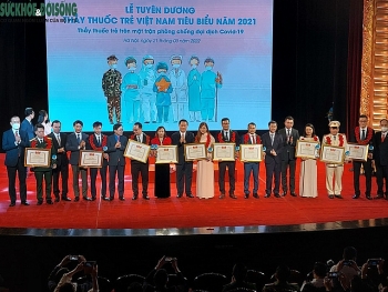 ຊົມເຊີຍທ່ານໝໍໜຸ່ມຫວຽດນາມ 10 ຄົນ