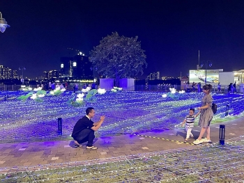 ນະຄອນ ໂຮ່ຈີມິນ ໃຕ້ໄຟ LED 500,000 ດອກ ຢູ່​ສວນ​ສາ​ທາ​ລະ​ນະ ເບັ້ນແບກ​ດັ່ງ