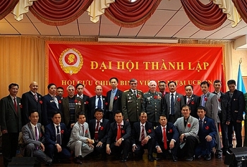 ສະມາຄົມນັກຮົບເກົ່າຫວຽດນາມອາໄສຢູ່ຢູແກຼນສ້າງການພົວພັນທີ່ເຕັມໄປດ້ວຍນ້ຳໃຈສະຫາຍ, ອ້າຍນ້ອງກັບສະມາຄົມນັກຮົບເກົ່າປະເທດປະຈໍາຖິ່ນ