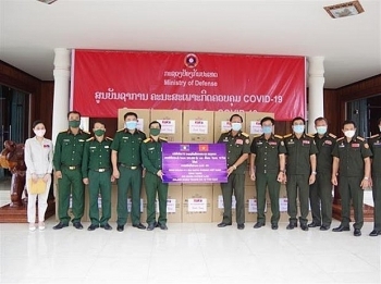 ກອງພົນ 11, ທະຫານເຂດ 4 ມອບອຸປະກອນການແພດໜູນຊ່ວຍລາວປ້ອງກັນ, ສະກັດກັ້ນໂລກລະບາດໂຄວິດ - 19