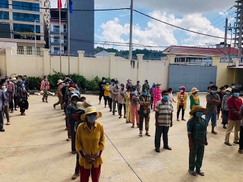 ແຈກຢາຍເຄື່ອງໜູນຊ່ວຍໃຫ້ແກ່ 434 ຄອບຄົວຊາວຫວຽດນາມ ປະສົບກັບຄວາມຫຍຸ້ງຍາກ ຢູ່ນະຄອນ Preah Sihanouk (ປະເທດ ກຳປູເຈຍ)