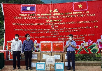 ກ໋ວາງບິ່ງມອບວັດຖຸອຸປະກອນຕ້ານໂລກລະບາດໂຄວິດ - 19 ໃຫ້ແກ່ສອງແຂວງ ສະຫວັນນະເຂດ ແລະ ຈຳປາສັກ (ລາວ)