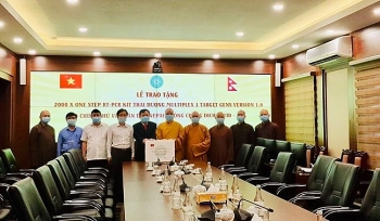 ສະມາຄົມພຸດທະສາສະໜາ ຫວຽດນາມ ມອບເຄື່ອງກວດເຊື້ອໄວຣັດ ໂຄວິດ - 19 2000 ເຄື່ອງ