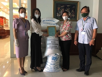 ສະຫະພັນນັກທຸລະກິດຍິງຫວຽດນາມ ປະຈຳ ໄຕ້ຫວັນ ໄດ້ມອບເຂົ້າສານ 1 ໂຕນ ໃຫ້ນະຄອນໂຮ່ຈີມິນ