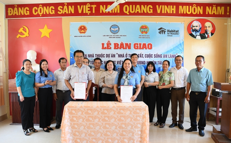 Lễ ký kết bàn giao nhà. (Ảnh: kienluong.kiengiang.gov.vn)  ພິທີລົງນາມ ມອບ-ຮັບເຮືອນ. (ພາບ: kienluong.kiengiang.gov.vn)