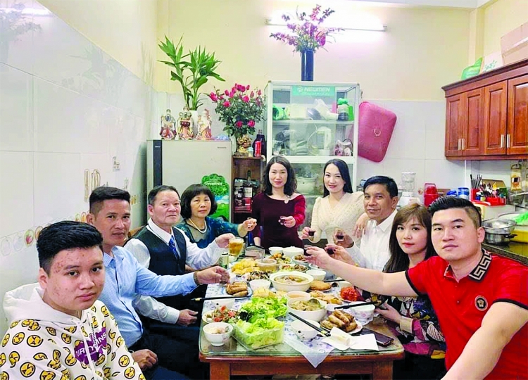  a2 Anh Rin Keo (thứ 3, bên phải) cùng gia đình vui Tết Nguyên đán tại Việt Nam.  ທ່ານ ລິນ ແກ້ວ (ທີ່ 3, ຂວາ) ແລະ ພ້ອມດ້ວຍຄອບຄົວ ທີ່ສະເຫຼີມສະຫຼອງປີໃໝ່ຢູ່ ຫວຽດນາມ.