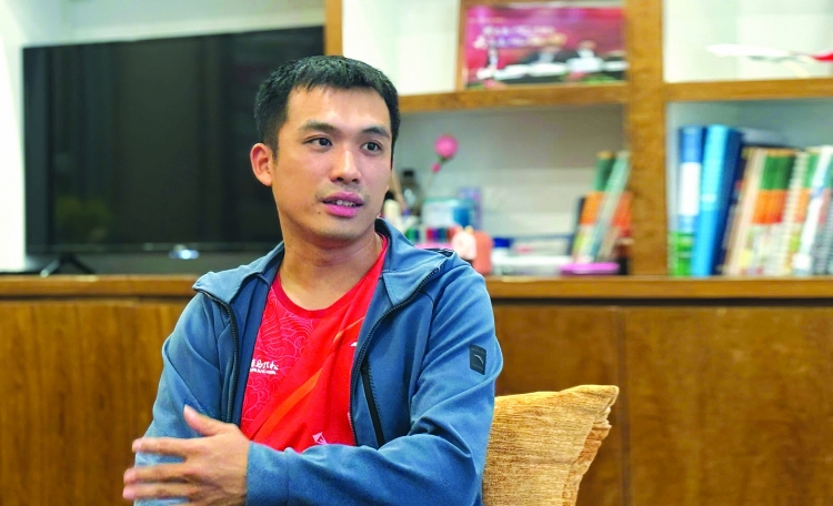 Đặng Quốc Kiện (người Quảng Tây, Trung Quốc, sống tại Hà Nội, Phó giám đốc Công ty TNHH Du lịch và Đầu tư thương mại FLY Y):  ດັ້ງ​ກວັກ​ກ້ຽນ (ຈາກ​ແຂວງ​ກວາງ​ຊີ, ປະ​ເທດ​ຈີນ, ອາ​ໄສ​ຢູ່​ຮ່າ​ໂນ້ຍ, ຮອງ​ຜູ້​ອຳ​ນວຍ​ການ​ບໍ​ລິ​ສັດ​ການ​ທ່ອງ​ທ່ຽວ​ ແລະ​ການ​ຄ້າ​ການ​ລົງ​ທຶນ FLY Y ຈຳ​ກັດ):  Lộng lẫy chợ hoa  ຕະຫຼາດດອກໄມ້ທີ່ສວຍງາມ