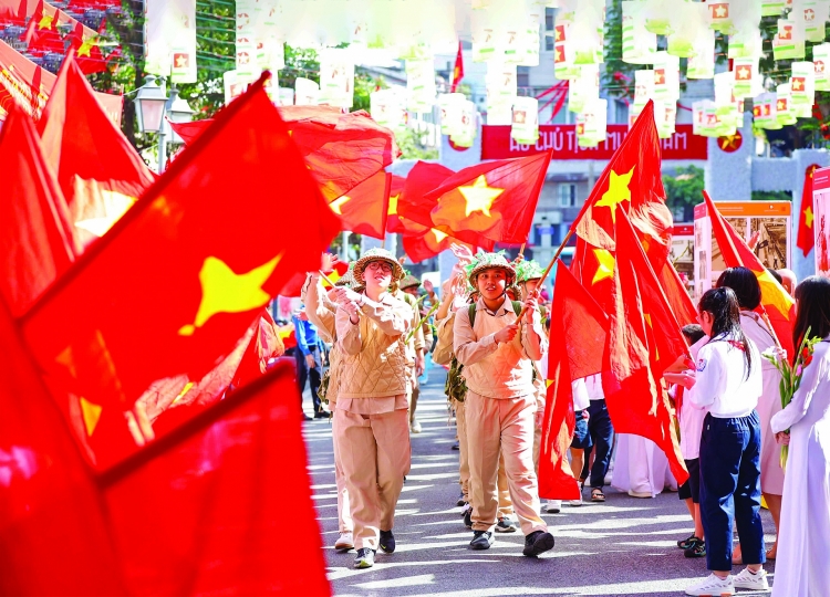 Một hình ảnh tái hiện đoàn quân tiến về Hà Nội nhân kỷ niệm 70 năm ngày Giải phóng Thủ đô. (Ảnh: Đoàn Tùng)  a2 ຮູບ​ພາບສະທ້ອນໃຫ້ເຫັນ​ກອງ​ທັບທະຫານ​ເດີນ​ທາງ​ໄປ​ຮ່າ​ໂນ້ຍ ເພື່ອ​ສະ​ເຫຼີມ​ສະ​ຫຼອງ 70 ປີ​ແຫ່ງ​ວັນ​ປົດ​ປ່ອຍ​ນະ​ຄອນຫຼວງ. (ພາບ: ດ່ວານຕຸ່ງ)