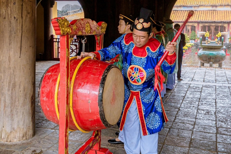 [ພາບ] ສະທ້ອນໃຫ້ເຫັນພິທີ​ເອົາ​ທຸງຊາດ ​ແລະ ມື້ທຳອິດຂອງປີໃໝ່ໃນ​ລາຊະ​ວັງເຫວ