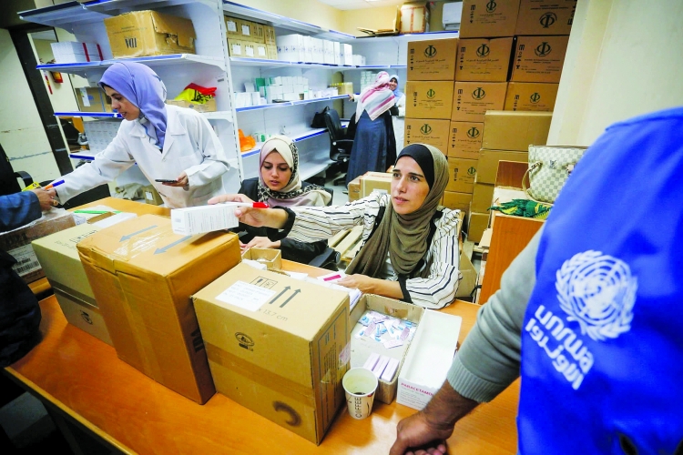 a5 Cơ quan Cứu trợ và Việc làm của Liên Hợp Quốc cho người tị nạn Palestine cung cấp dịch vụ y tế cho người dân ở Deir al-Balah, Palestine. (Ảnh: UNRWA)  a5 ອົງການບັນເທົາທຸກ ແລະ ວຽກງານຂອງອົງການສະຫະປະຊາຊາດເພື່ອຊາວອົບພະຍົບ Palestine ຕອບສະໜອງການບໍລິການດ້ານສຸຂະພາບແກ່ປະຊາຊົນໃນເມືອງ Deir al-Balah, Palestine. (ພາບ: UNRWA)