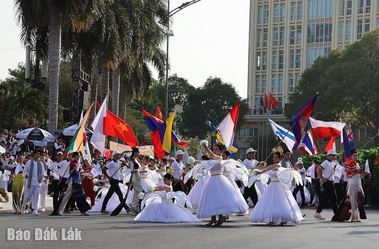 Lễ hội Cà phê Buôn Ma Thuột là sự kiện nổi bật của ngành cà phê Việt Nam. (Ảnh minh họa: Báo Đắk Lắk)  ງານ​ບຸນ​ກາ​ເຟ ບວນມາທວັດ ​ແມ່ນ​ເຫດການ​ທີ່​ພົ້ນ​ເດັ່ນ​ຂອງ​ຂະ​ແໜງ​ກາ​ເຟ ຫວຽດນາມ. (ພາບປະກອບ: ໜັງສືພິມ ດັກລັກ)