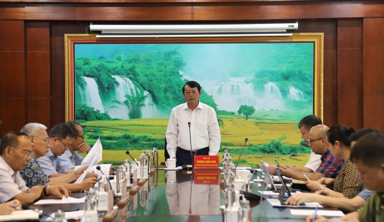 Chủ tịch UBND tỉnh Cao Bằng Hoàng Xuân Ánh phát biểu tại buổi làm việc. (Ảnh: caobang.gov.vn)  ທ່ານ​ ກາວ​ບັ່ງຮ່ວາງຊວນແອັງ ປະທານ​ຄະນະ​ກຳມະການ​ປະຊາຊົນ​ແຂວງ ມີ​ຄຳ​ເຫັນ​ທີ່​ກອງ​ປະຊຸມ. (ພາບ: ກາວບັ່ງ ລັດຖະບານຫວຽດນາມ)