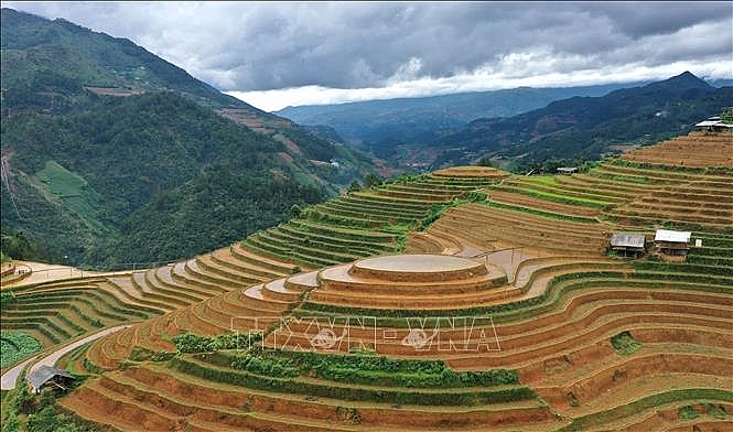 Ruộng bậc thang là sự kết hợp hoàn hảo giữa vẻ hùng vĩ của núi rừng cùng vẻ đẹp của lao động sáng tạo, trải qua bao đời thế hệ. Ảnh: Tuấn Anh/TTXVN ທົ່ງນາຂັ້ນໄດແມ່ນການປະສົມປະສານທີ່ສົມບູນແບບລະຫວ່າງຄວາມຍິ່ງໃຫ່ຍຂອງພູເຂົາປ່າໄມ້ແລະຄວາມງາມຂອງແຮງງານທີ່ມີຫົວຄິດປະດິດສ້າງ, ຜ່ານຫຼາຍຊົ່ວອາຍຸຄົນ. ພາບ: ຕັວນແອງ/ສໍານັກຂ່າວສານຫວຽດນາມ Ruộng bậc thang là sự kết hợp hoàn hảo giữa vẻ hùng vĩ của núi rừng cùng vẻ đẹp của lao động sáng tạo, trải qua bao đời thế hệ. Ảnh: Tuấn Anh/TTXVN ທົ່ງນາຂັ້ນໄດແມ່ນການປະສົມປະສານທີ່ສົມບູນແບບລະຫວ່າງຄວາມຍິ່ງໃຫ່ຍຂອງພູເຂົາປ່າໄມ້ແລະຄວາມງາມຂອງແຮງງານທີ່ມີຫົວຄິດປະດິດສ້າງ, ຜ່ານຫຼາຍຊົ່ວອາຍຸຄົນ. ພາບ: ຕັວນແອງ/ສໍານັກຂ່າວສານຫວຽດນາມ