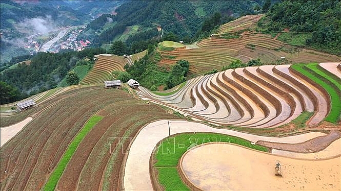 Đến Mù Cang Chải vào mùa nước đổ, du khác sẽ được hòa mình vào không khí trong lành, mát mẻ, được ngắm nhìn từ trên cao những thửa ruộng bậc thang lấp lánh dưới ánh nắng. Ảnh: Tuấn Anh/TTXVN ເມື່ອມາຮອດມູ່ກາງໄຈ໋ໃນຍາມລະດູນ້ຳໄຫຼຫຼາກ, ນັກທ່ອງທ່ຽວຈະໄດ້ສຳຜັດກັບອາກາດທີ່ບໍລິສຸດ, ເຢັນສະບາຍ ແລະ ຍັງໄດ້ເຫັນຈາກທາງເທິງທົ່ງນາຂັ້ນໄດທີ່ຊ່ອງປະກາຍເຫຼື້ອມຍິບຍັບທ່າມກາງແສງແດດ. ພາບ: ຕັວນແອງ/ສໍານັກຂ່າວສານຫວຽດນາມ Đến Mù Cang Chải vào mùa nước đổ, du khác sẽ được hòa mình vào không khí trong lành, mát mẻ, được ngắm nhìn từ trên cao những thửa ruộng bậc thang lấp lánh dưới ánh nắng. Ảnh: Tuấn Anh/TTXVN ເມື່ອມາຮອດມູ່ກາງໄຈ໋ໃນຍາມລະດູນ້ຳໄຫຼຫຼາກ, ນັກທ່ອງທ່ຽວຈະໄດ້ສຳຜັດກັບອາກາດທີ່ບໍລິສຸດ, ເຢັນສະບາຍ ແລະ ຍັງໄດ້ເຫັນຈາກທາງເທິງທົ່ງນາຂັ້ນໄດທີ່ຊ່ອງປະກາຍເຫຼື້ອມຍິບຍັບທ່າມກາງແສງແດດ. ພາບ: ຕັວນແອງ/ສໍານັກຂ່າວສານຫວຽດນາມ