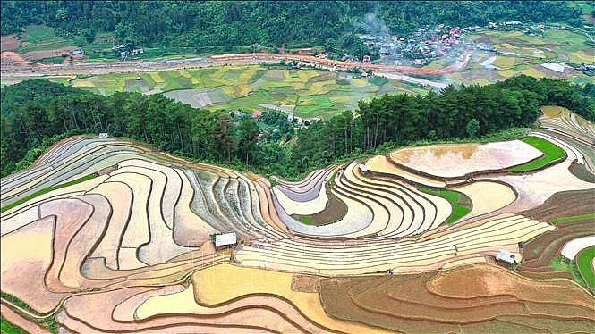 Danh thắng Ruộng bậc thang Mù Cang Chải được du khách biết đến bởi vẻ đẹp của mùa vàng. Nhưng giờ đây, vẻ đẹp của ruộng bậc thang tiếp tục được biết tới bởi mùa nước đổ. Ảnh: Tuấn Anh/TTXVN ທິວທັດທົ່ງນາຂັ້ນໄດ ມຸ່ກາງໄຈ໋ ເປັນທີ່ຮູ້ຈັກຂອງນັກທ່ອງທ່ຽວກ່ຽວກັບຄວາມງາມຂອງລະດູທອງ. ແຕ່ປະຈຸບັນນີ້, ຄວາມງົດງາມຂອງທົ່ງນາຂັ້ນໄດຍັງສືບຕໍ່ໄດ້ຮັບຄວາມຮູ້ຈັກເນື່ອງຈາກເປັນລະດູນ້ຳຖ້ວມ. Danh thắng Ruộng bậc thang Mù Cang Chải được du khách biết đến bởi vẻ đẹp của mùa vàng. Nhưng giờ đây, vẻ đẹp của ruộng bậc thang tiếp tục được biết tới bởi mùa nước đổ. Ảnh: Tuấn Anh/TTXVN ທິວທັດທົ່ງນາຂັ້ນໄດ ມຸ່ກາງໄຈ໋ ເປັນທີ່ຮູ້ຈັກຂອງນັກທ່ອງທ່ຽວກ່ຽວກັບຄວາມງາມຂອງລະດູທອງ. ແຕ່ປະຈຸບັນນີ້, ຄວາມງົດງາມຂອງທົ່ງນາຂັ້ນໄດຍັງສືບຕໍ່ໄດ້ຮັບຄວາມຮູ້ຈັກເນື່ອງຈາກເປັນລະດູນ້ຳຖ້ວມ.