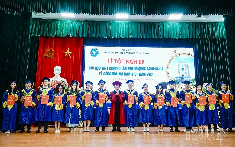 Lãnh đạo Trường Đại học Y Dược Thái Bình trao bằng tốt nghiệp cho các lưu học sinh. (Ảnh: tbump.edu.vn) ການນຳມະຫາວິທະຍາໄລແພດສາດ ແລະ ການຢາ ຖາຍບິ່ງ ໄດ້ມອບໃບປະກາດສະນີຍະບັດໃຫ້ນັກສຶກສາຕ່າງປະເທດ. (ພາບ: ມະຫາວິທະຍາໄລແພດສາດ ແລະ ການຢາ ໄທບິ່ງ ຫວຽດນາມ)