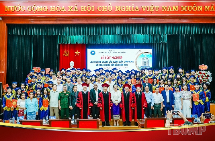 Các đại biểu và lưu học sinh tốt nghiệp chụp ảnh lưu niệm. (Ảnh: tbump.edu.vn) ບັນດາຜູ້ແທນ ແລະ ນັກສຶກສາຕ່າງປະເທດທີ່ສໍາເລັດການສຶກສາຖ່າຍຮູບທີ່ລະນຶກ. (ພາບ: ມະຫາວິທະຍາໄລແພດສາດ ແລະ ການຢາ ໄທບິ່ງ ຫວຽດນາມ)