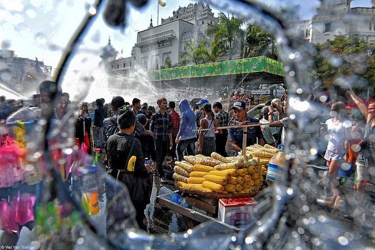 Tác phẩm “Boiled Corn in the Water Festival” (tạm dịch: Ngô trong lễ hội nước) của nhiếp ảnh gia Việt Văn đạt giải Nhì khu vực Đông Nam Á. Ảnh chụp tại thành phố Yangon, Myanmar trong lễ hội té nước truyền thống của quốc gia này ຜົນງານ “Boiled Corn in the Water Festival” “ເຂົ້າຕົ້ມສາລີໃນບຸນນ້ຳ” ຂອງນັກຖ່າຍຮູບ ຫວຽດວັນ ໄດ້ຮັບລາງວັນທີສອງຢູ່ອາຊີຕາເວັນອອກສ່ຽງໃຕ້. ພາບທີ່ຖ່າຍຢູ່ນະຄອນຢາງກຸ້ງ ປະເທດມຽນມາ ໃນຊ່ວງບຸນນ້ຳປະເພນີຂອງປະເທດນີ້