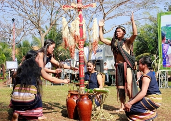 ຟື້ນຟູ, ອະນຸລັກ ແລະເສີມຂະຫຍາຍວັດທະນະທຳທີ່ບໍ່ເປັນວັດຖຸຂອງບັນດາຊົນເຜົ່າສ່ວນໜ້ອຍທີ່ມີຄວາມສ່ຽງຕໍ່ການຄ່ອຍໆເສື່ອມເສຍໄປ