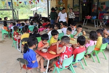 Children of Vietnam ໜູນຊ່ວຍເຂົ້າປຽກເຂົ້າທີ່ມີປະໂຫຍດທາງໂພຊະນາການໃຫ້ນັກຮຽນອະນຸບານແຂວງກວາງນາມ