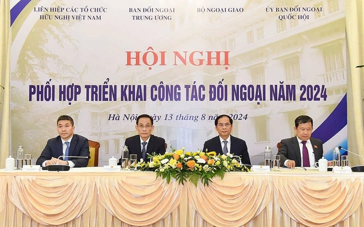 Hội nghị phối hợp triển khai công tác đối ngoại năm 2024. (Ảnh: quochoi.vn)  ກອງ​ປະຊຸມ​ປະສານສົມທົບຜັນຂະຫຍາຍວຽກ​ງານ​ການ​ຕ່າງປະ​ເທດ​ປີ 2024. (ພາບ: quochoi.vn)