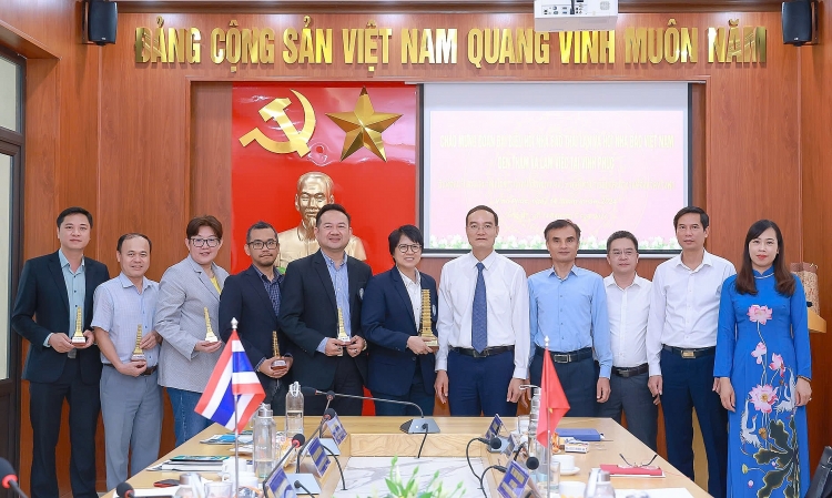 Đại diện Hội Nhà báo tỉnh Vĩnh Phúc tặng quà lưu niệm cho các thành viên Đoàn công tác của Hội Nhà báo Thái Lan. (Ảnh: Tạp chí Xây dựng Đảng) ຕາງໜ້າສະມາຄົມໜັງສືພິມແຂວງ ວິ້ງຟຸກ ມອບຂອງທີ່ລະນຶກໃຫ້ບັນດາສະມາຊິກຄະນະປະຕິບັດງານຂອງສະມາຄົມໜັງສືພິມ ໄທ. (ພາບ: ວາລະສານກໍ່ສ້າງພັກ)