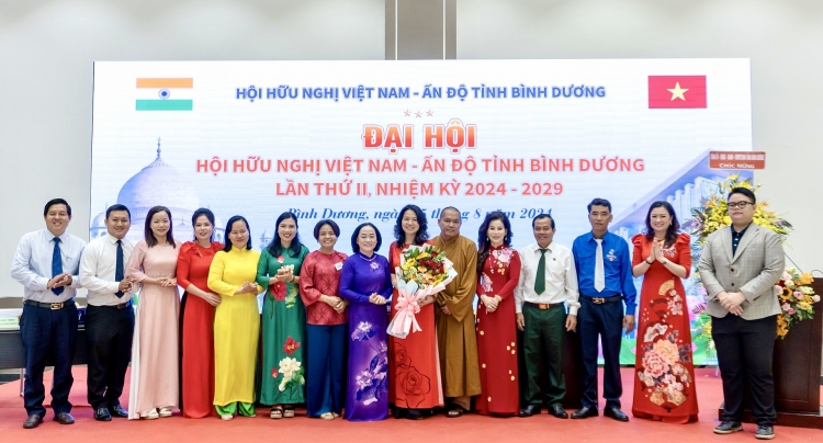 Ban Chấp hành Hội hữu nghị Việt Nam - Ấn Độ tỉnh Bình Dương nhiệm kỳ 2024 - 2029 ra mắt Đại hội. (Ảnh: BUFO)  ຄະນະ​ບໍລິຫານ​ງານ​ສະມາຄົມ​ມິດຕະພາບ​ ຫວຽດນາມ - ອິນ​ເດຍ ​ແຂວງ ບິ່ງ​ເຢືອງ ອາຍຸການ 2024 - 2029 ​ໄດ້​ສະເໜີຕົວ​ກອງ​ປະຊຸມ​ໃຫຍ່. (ພາບ: BUFO)