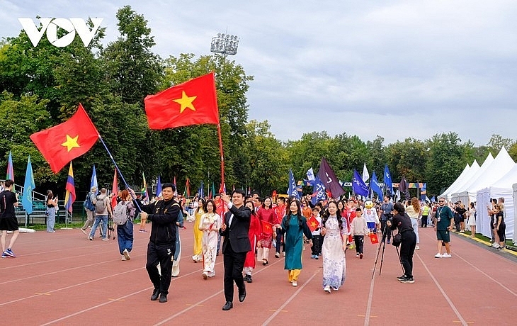 Đoàn Việt Nam tham gia diễu hành. Ảnh: VOV.  ຄະ​ນະ​ຜູ້​ແທນ​ຫວຽດ​ນາມ ເຂົ້າ​ຮ່ວມ​ຂະ​ບວນ​ແຫ່. ພາບ: VOV.