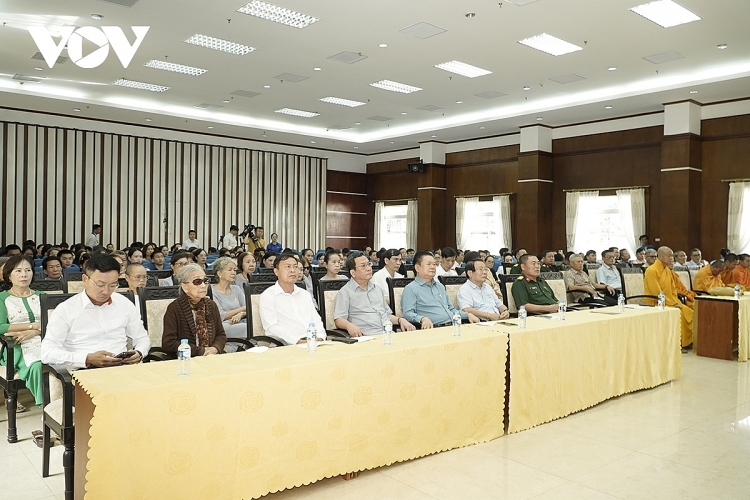 Đại diện các cơ quan, hội đoàn, doanh nghiệp và nhà hảo tâm đang làm ăn và sinh sống tại Lào tham gia quyên góp.  ຜູ້ຕາງໜ້າບັນດາອົງການ, ຄະນະສະມາຄົມ, ວິສາຫະກິດ ແລະ ຜູ້ມີໃຈສັດທາທີ່ພວມຮ່ຳຮຽນ, ດຳເນີນທຸລະກິດ ແລະ ດຳລົງຊີວິດຢູ່ລາວ ເຂົ້າຮ່ວມບໍລິຈາກ.