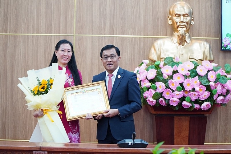 Bí thư, Tỉnh trưởng tỉnh Sê Kông Lêck Lay Si Vi Lay trao tặng Huân chương Tự do (Itxala) hạng Nhì cho Uỷ viên BCH Trung ương Đảng, Bí thư Tỉnh ủy, Chủ tịch HĐND tỉnh Quảng Ngãi Bùi Thị Quỳnh Vân - (Ảnh: Minh Thiện/quangngai.gov.vn).  ​ທ່ານ ເຫຼັກໄລ ສີວິໄລ ​ເລ​ຂາພັກ​ແຂວງ, ເຈົ້າແຂວງໆ ເຊ​ກອງ ໄດ້​ປະດັບຫຼຽນກາ ອິດສະຫຼະ (Itxala) ຊັ້ນ​ທີ 2 ໃຫ້​ແກ່ ທ່ານນາງ ບຸ່ຍຖິກວິ່ງເວີນ ກໍາມະການຄະນະບໍລິຫານງານສູນກາງພັກ, ເລ​ຂາ​ຄະ​ນະ​ພັກ​ແຂວງ, ປະ​ທານ​ສະ​ພາ​ປະ​ຊາ​ຊົນ​ແຂວງ ກວ໋າງ​ຫງາຍ - (ພາບ: ມິງທຽນ/ກວ໋າງຫງາຍ.gov.vn).