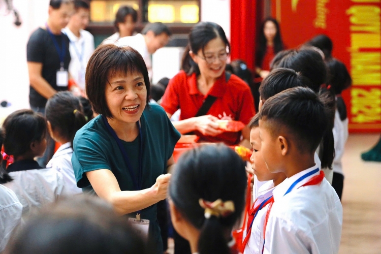 Đoàn trao tặng quà Trung thu cho các em học sinh. (Ảnh: Zhi Shan)  ຄະນະ​ໄດ້​ມອບ​ຂອງຂວັນ​ບຸນໄຫ້ວພະຈັນໃຫ້ແກ້ພວກນ້ອງນັກຮຽນ. (ພາບ: Zhi Shan)