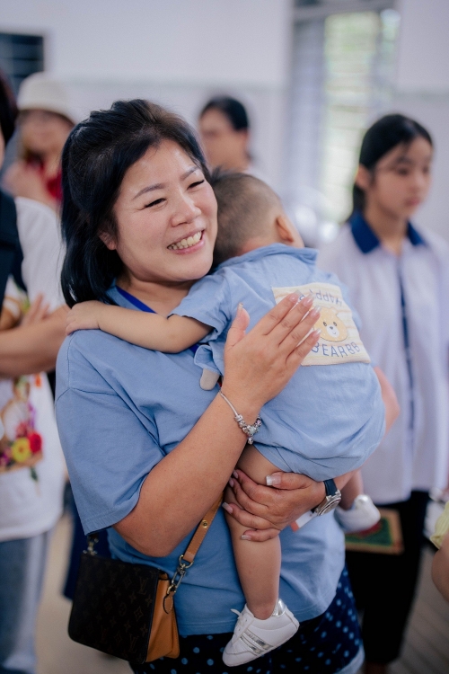 Đoàn thăm Cơ sở Bảo trợ xã hội chăm sóc trẻ em có hoàn cảnh đặc biệt Đức Sơn (Thừa Thiên Huế). (Ảnh: Zhi Shan)  , ຄະນະ​ໄດ້​ໄປ​ແວ່ຢ້ຽມຢາມ​ສະຖານອຸປະຖໍາ​ສັງຄົມ ​ເບິ່ງ​ແຍງ​​ເດັກນ້ອຍ​ທີ່​ສະພາບ​ພິ​ເສດ ດຶກເຊີນ (​ເທື່ອ​ທຽນ​ເຫວ). (ພາບ: Zhi Shan)