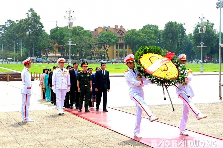 Những năm qua, 2 tỉnh Hải Dương và Viêng Chăn (Lào) có nhiều hoạt động hợp tác thiết thực, hiệu quả. Trong ảnh: Đoàn lãnh đạo tỉnh Viêng Chăn (Lào) cùng lãnh đạo Hội hữu nghị Việt – Lào tỉnh vào Lăng viếng Chủ tịch Hồ Chí Minh nhân chuyến thăm và làm việc với tỉnh Hải Dương vào tháng 9/2024 ໃນຊຸມປີທີ່ຜ່ານມານີ້, 2 ແຂວງ ຮ່າຍເຢືອງ ແລະ ວຽງຈັນ (ລາວ) ໄດ້ມີຫຼາຍການເຄື່ອນໄຫວຮ່ວມມືທີ່ແທດຈິງ ແລະ ມີປະສິດທິຜົນ. ໃນຮູບພາບ: ຄະນະການນໍາຂັ້ນສູງແຂວງ ວຽງຈັນ (ລາວ) ພ້ອມດ້ວຍການນຳສະມາຄົມມິດຕະພາບ ລາວ - ຫວຽດນາມ ຢ້ຽມຢາມສຸສານ ປະທານ ໂຮ່ຈິມິນ ເນື່ອງໃນໂອກາດຢ້ຽມຢາມ ແລະ ເຮັດວຽກກັບແຂວງ ຮ່າຍເຢືອງ ໃນເດືອນ ກັນຍາ 2024.