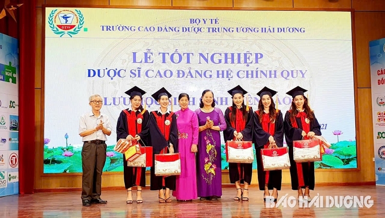 Lãnh đạo Hội hữu nghị Việt – Lào tỉnh tặng quà các sinh viên Lào đang học tập tại Hải Dương (ảnh tư liệu) ການນຳສະມາຄົມມິດຕະພາບ ລາວ - ຫວຽດນາມ ແຂວງ ໄດ້ມອບຂອງຂວັນໃຫ້ນັກສຶກສາລາວທີ່ກໍາລັງຮຽນຢູ່ແຂວງ ຮ່າຍເຢືອງ (ຮູບພາບ)