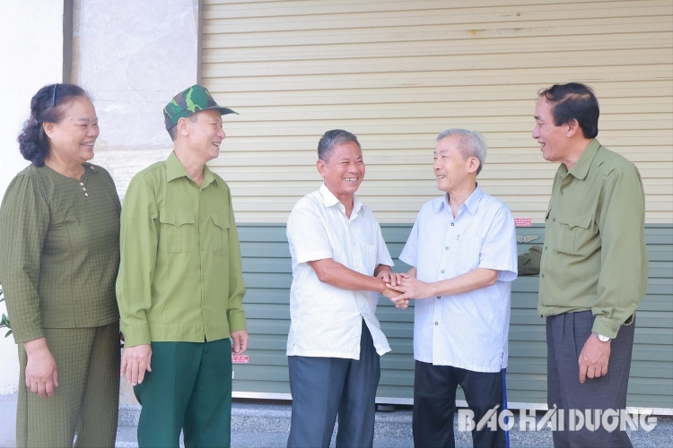 Ban liên lạc Quân tình nguyện và chuyên gia quân sự Việt Nam giúp Lào tỉnh Hải Dương hiện có hơn 1.000 thành viên sinh hoạt ở 8 chi hội. Trong ảnh: Các thành viên Ban liên lạc gặp gỡ nhân dịp kỷ niệm 75 năm Ngày truyền thống Quân tình nguyện và chuyên gia quân sự Việt Nam giúp Lào  ຄະນະ​​ຕິດ​ຕໍ່​ພົວພັນທະຫານ​ອາສາ​ສະໝັກ ​ແລະ ນັກ​ຊ່ຽວຊານ​ການ​ທະຫານ​ຫວຽດນາມ ​ໄປ​ຊ່ວຍ​ເຫຼືອ ລາວ ຢູ່​ແຂວງ ຮ່າຍ​ເຢືອງ ປະຈຸ​ບັນ ມີ​ສະມາຊິກ 1.000 ກວ່າ​ຄົນ​ດຳລົງ​ຊີວິດ​ຢູ່ 8 ສາຂາສະມາຄົມ. ​ໃນ​ຮູບ​ພາບ: ບັນດາ​ສະມາຊິກ​ຄະນະຕິດຕໍ່​ພົວພັນພົບປະໃນໂອກາດ​ສະ​ເຫຼີ​ມສະຫຼອງ 75 ປີ​ແຫ່ງ​ວັນ​ມູນ​ເຊື້ອ​ຂອງ​ທະຫານ​ອາສາ​ສະໝັກ ​ແລະ ນັກ​ຊ່ຽວຊານ​ການ​ທະຫານ​ຫວຽດນາມ ​​ຊ່ວຍ​ເຫຼືອ​ລາວ.