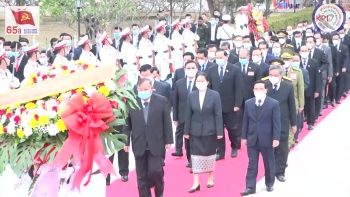 Video: ການນໍາຂັ້ນສູງຂອງພັກ ວາງພວງມະລາຢູ່ອານຸສາວະລີນັກຮົບນິລະນາມ