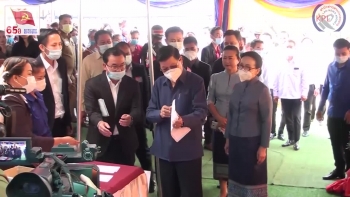 Video ນາຍົກລັດຖະມົນຕີ ປ່ອນບັດເລືອກຕັ້ງ ສສຊ-ສສ/ນວ ຢູ່ບ້ານບ້ານທ່າພະລານໄຊ
