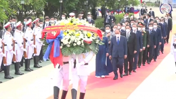 Video: ປະທານປະເທດຫວຽດນາມ ວາງພວງມາລາ ຢູ່ຕໍ່ໜ້າອານຸສາວະລີນັກຮົບນິລະນາມ