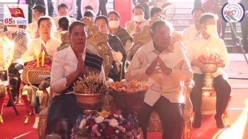 Video: ການນຳພັກ-ລັດ ພ້ອມດ້ວຍມວນຊົນ ຮ່ວມໃສ່ບາດຖວາຍສັງຄະທານອຸທິດສ່ວນບຸນເຖິງປະທານ ໄກສອນ ພົມວິຫານ